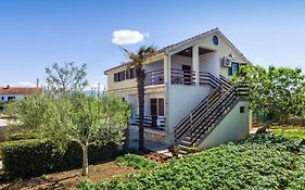 Apartment Matkos - With Garden And Terrace